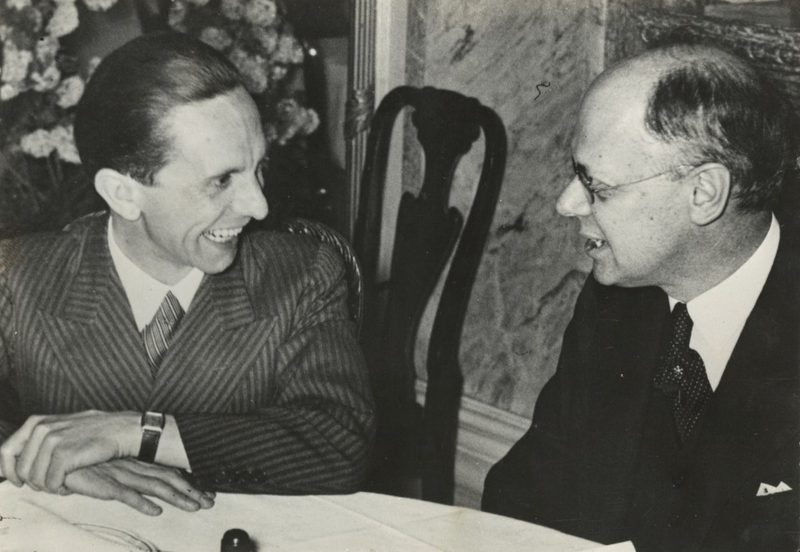 Joseph Goebbels y Louis P. Lochner (corresponsal de AP). Wisconsin Historical Society